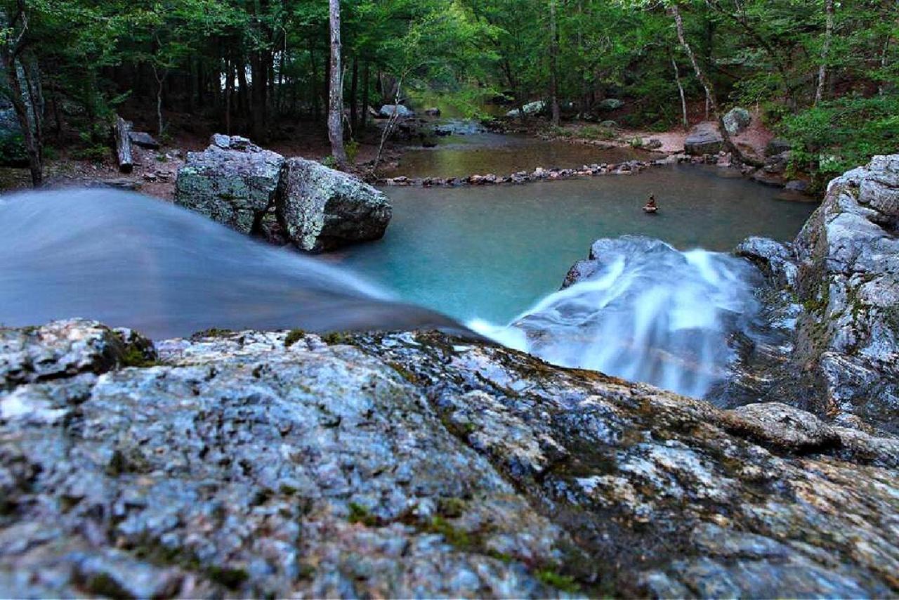 Secluded Home With Mini Waterfall And A Creek In ฮอตสปริงส์ ภายนอก รูปภาพ